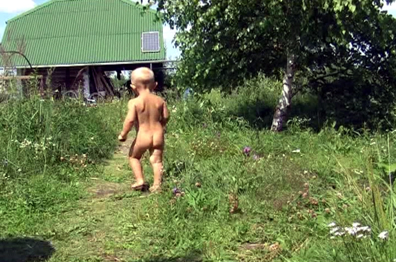 Ребёнок бегает по траве